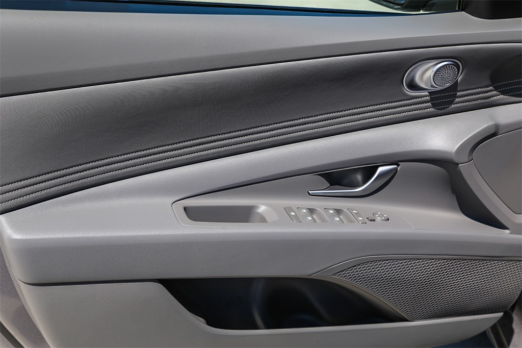 2025 Hyundai Elantra SEL Sport photo 19