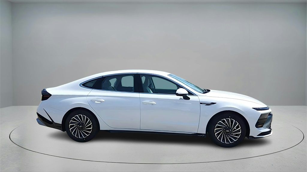 2025 Hyundai Sonata Hybrid SEL photo 2