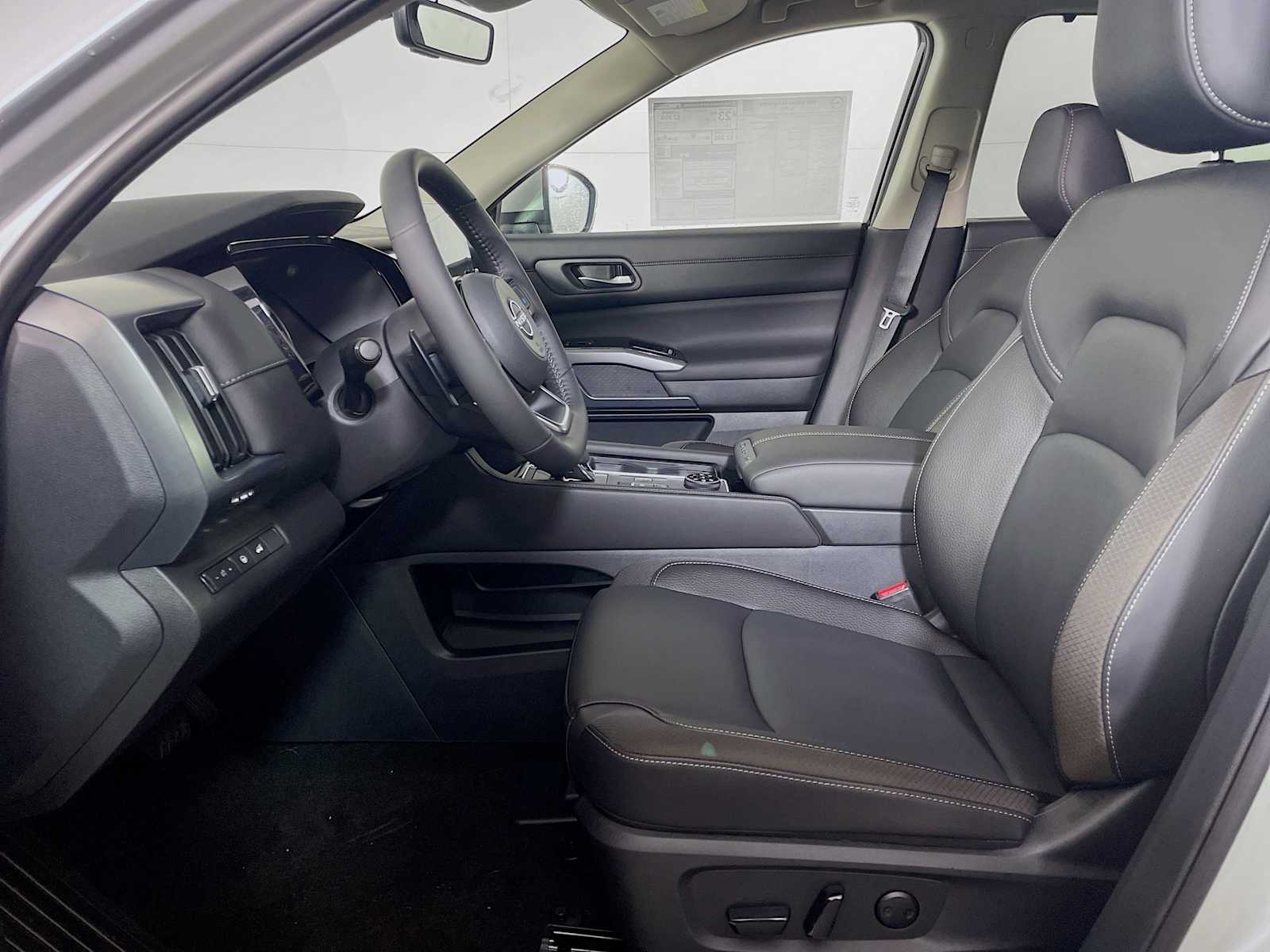 2025 Nissan Pathfinder SL photo 4