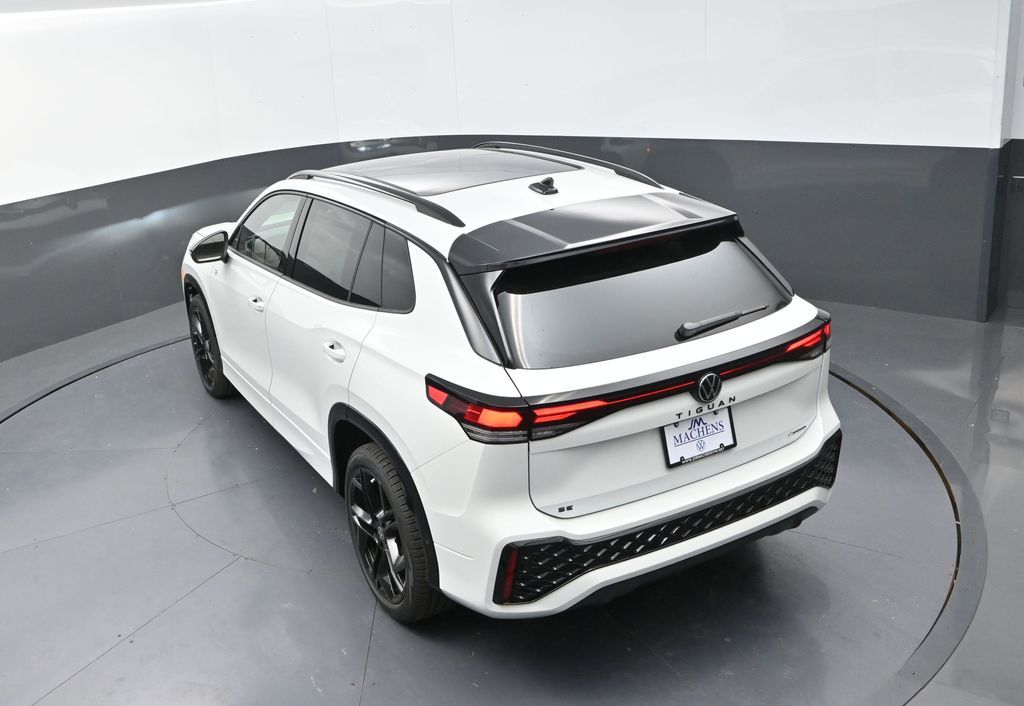 2025 Volkswagen Tiguan SE R-Line Black photo 12