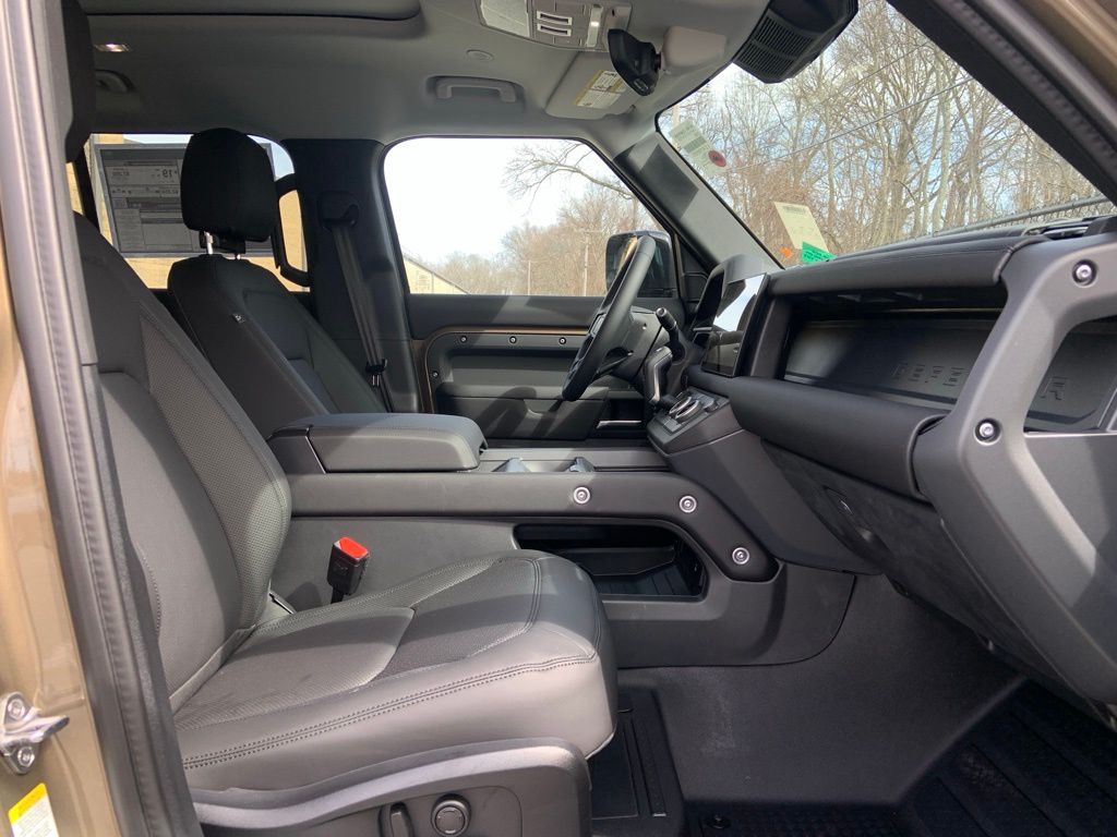 2025 Land Rover Defender 110 S photo 13