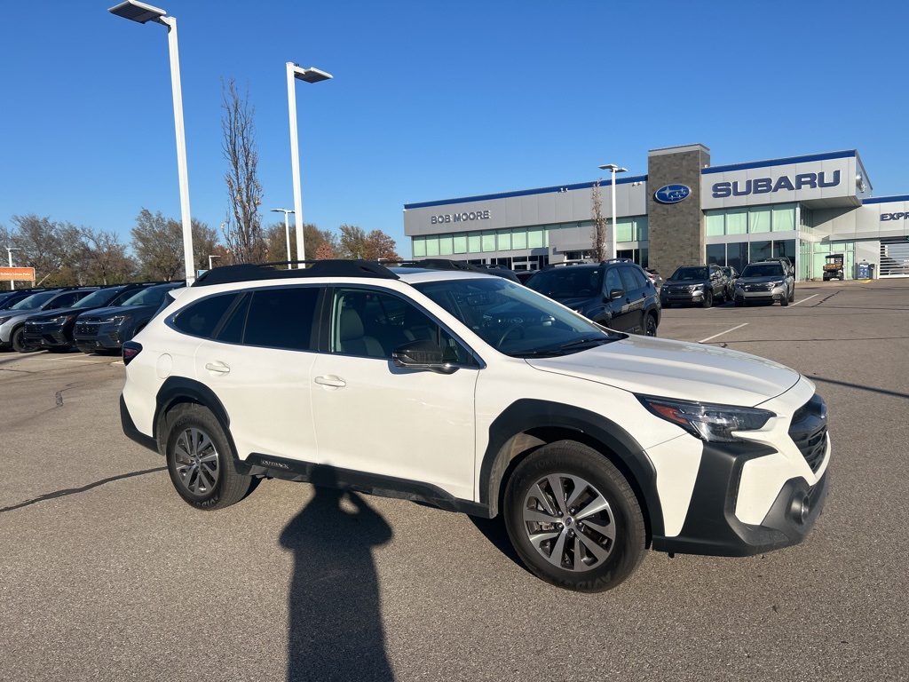 2025 Subaru Outback Premium's photo