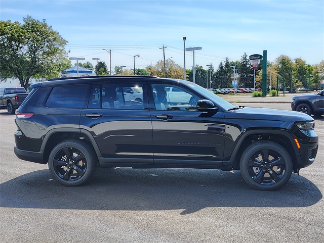 2025 Jeep Grand Cherokee Laredo Altitude photo 6