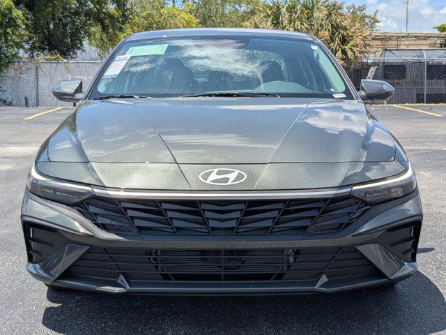 2025 Hyundai Elantra Hybrid photo 2