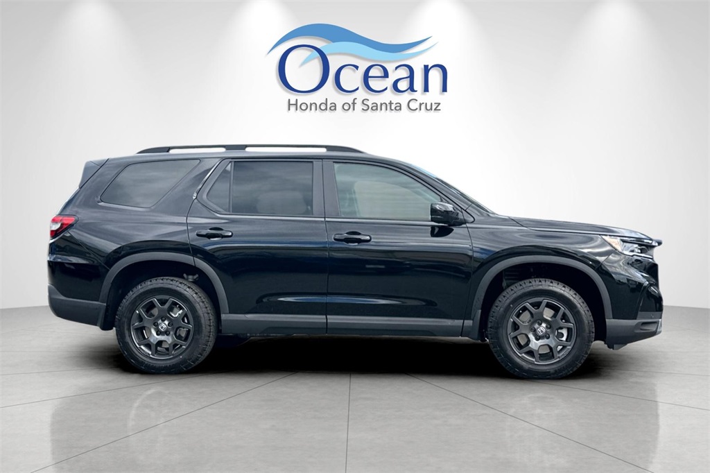 2025 Honda Pilot TrailSport photo 2