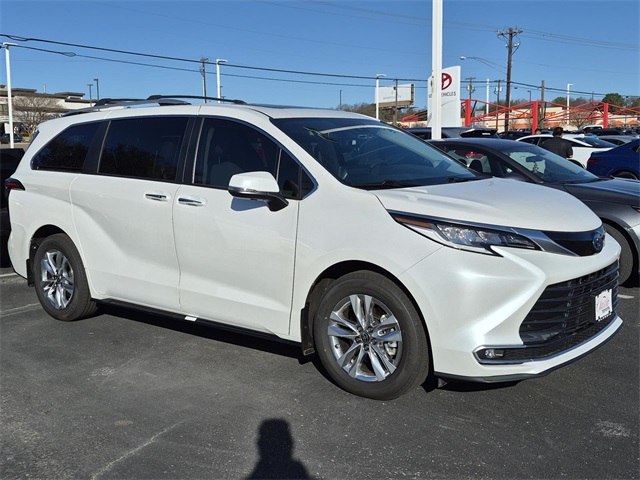 2024 Toyota Sienna Limited's photo