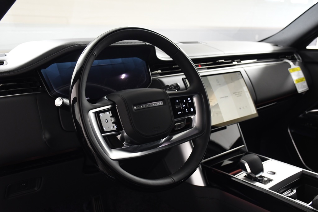 2025 Land Rover Range Rover SE photo 13