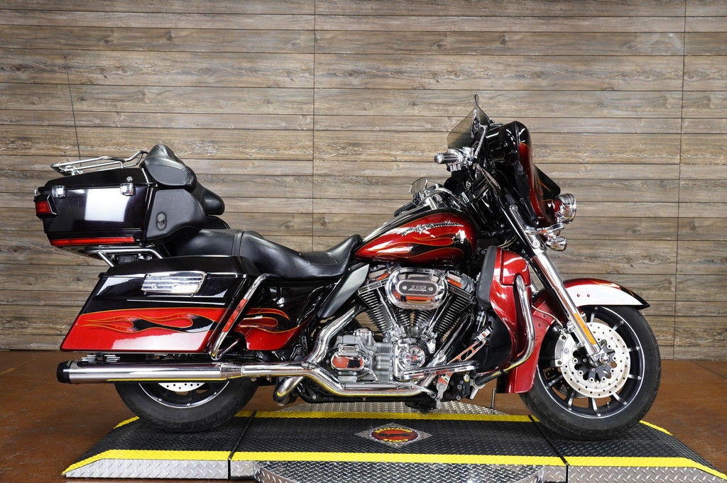 Pre-Owned 2011 Harley-Davidson® FLHTCUSE6 – CVO™ Ultra Classic