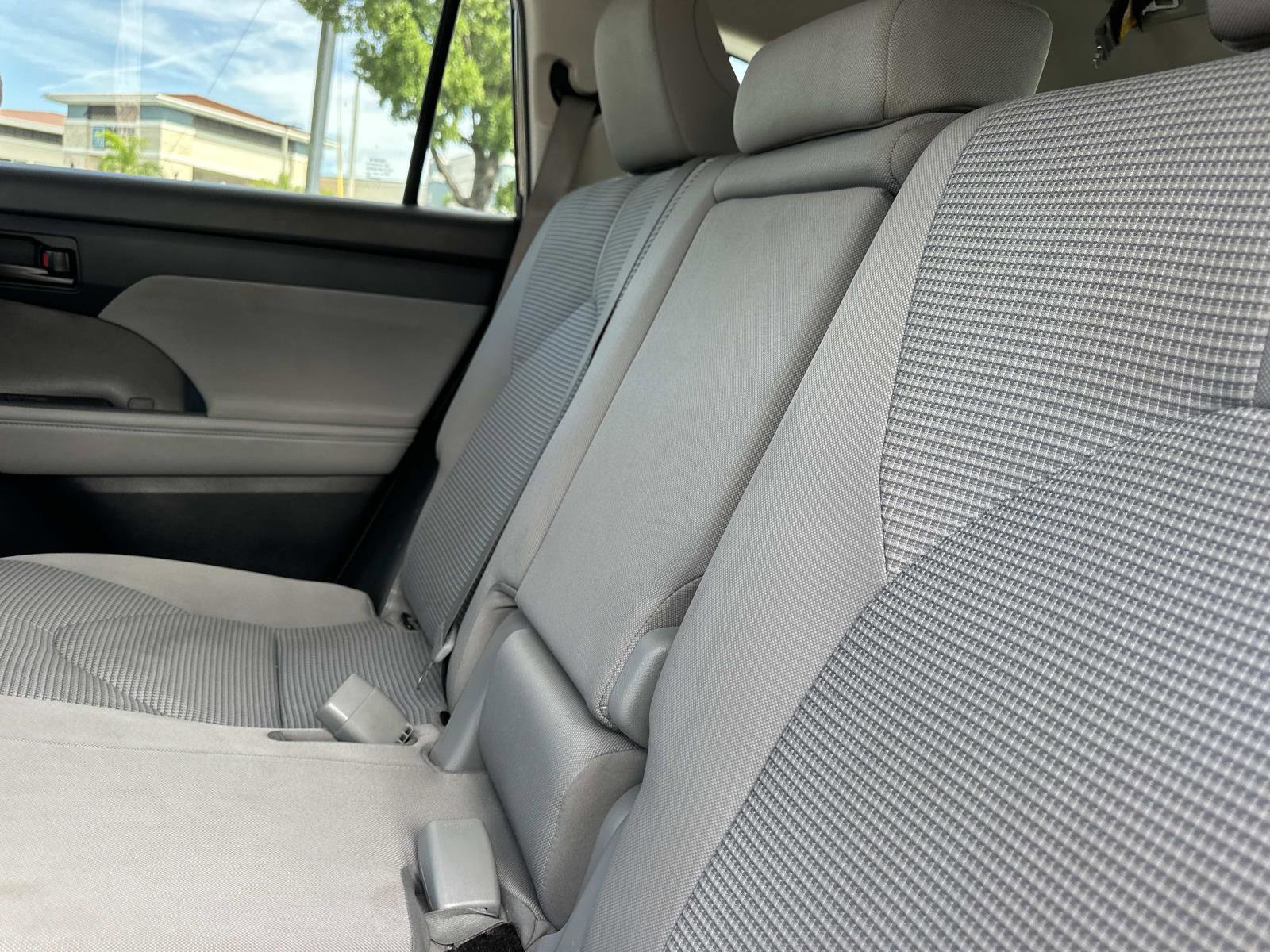 2022 Toyota Highlander LE photo 11