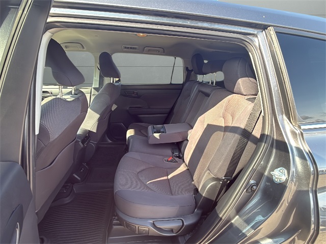 2020 Toyota Highlander LE photo 16