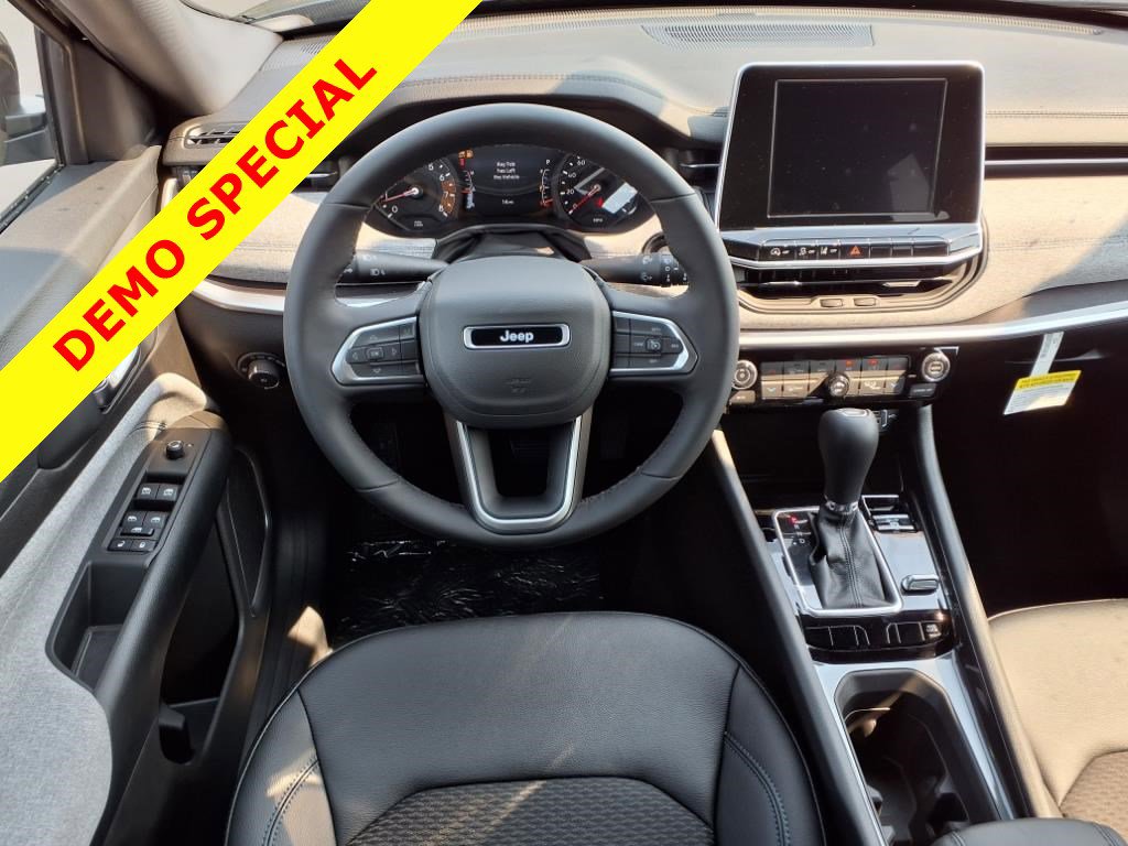 2025 Jeep Compass Latitude photo 3