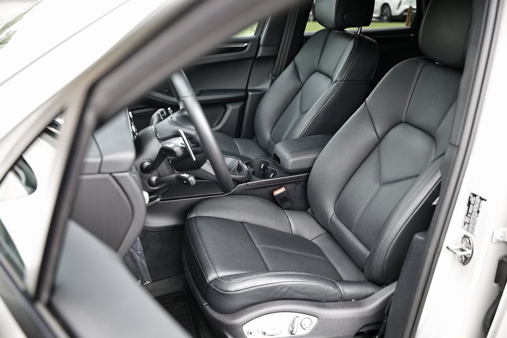2025 Porsche Macan T photo 5