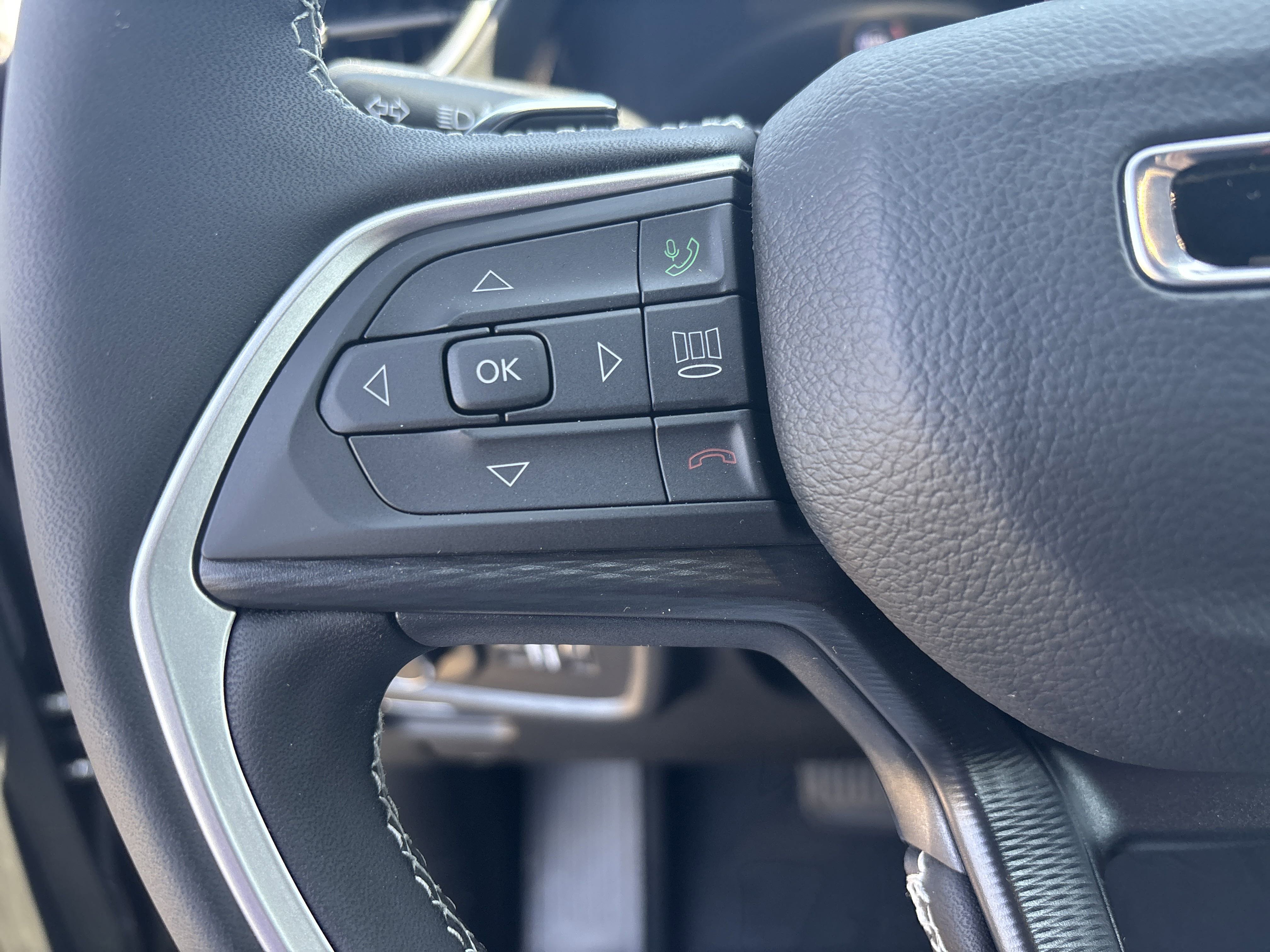 New 2025 Baltic Grey Metallic Jeep Altitude image 18