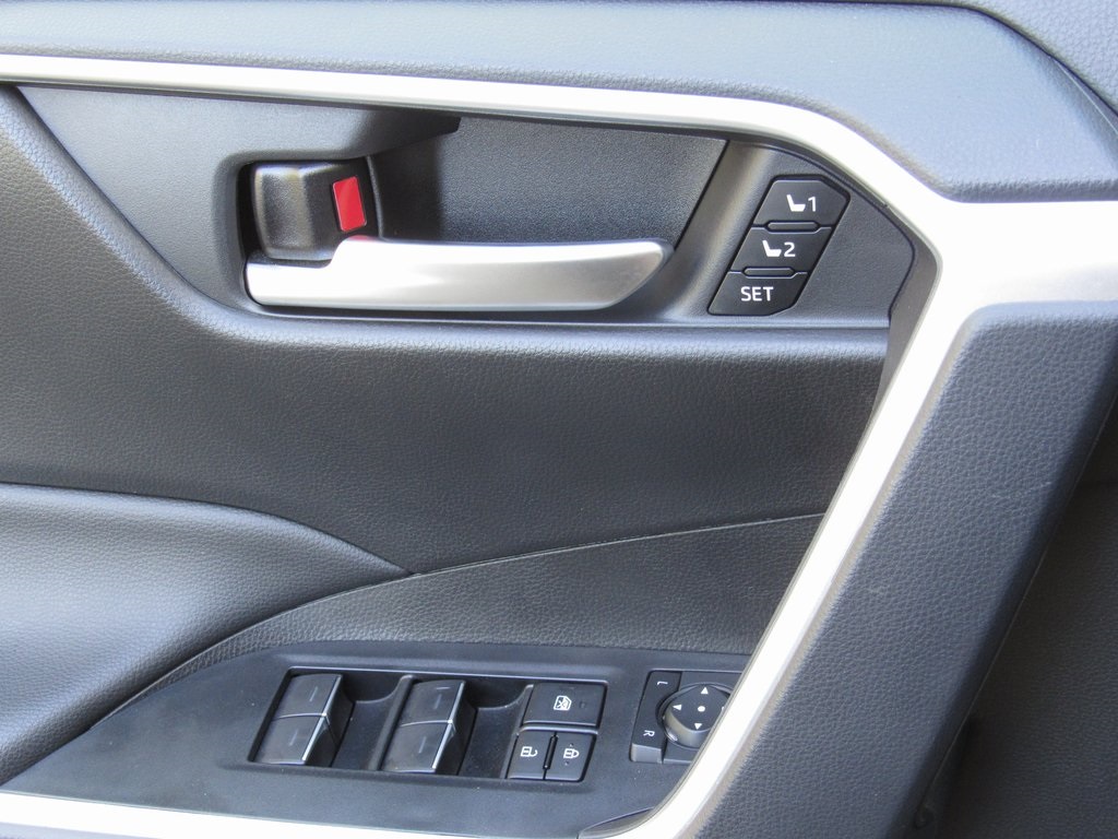 2025 Toyota RAV4 Hybrid XLE Premium photo 29