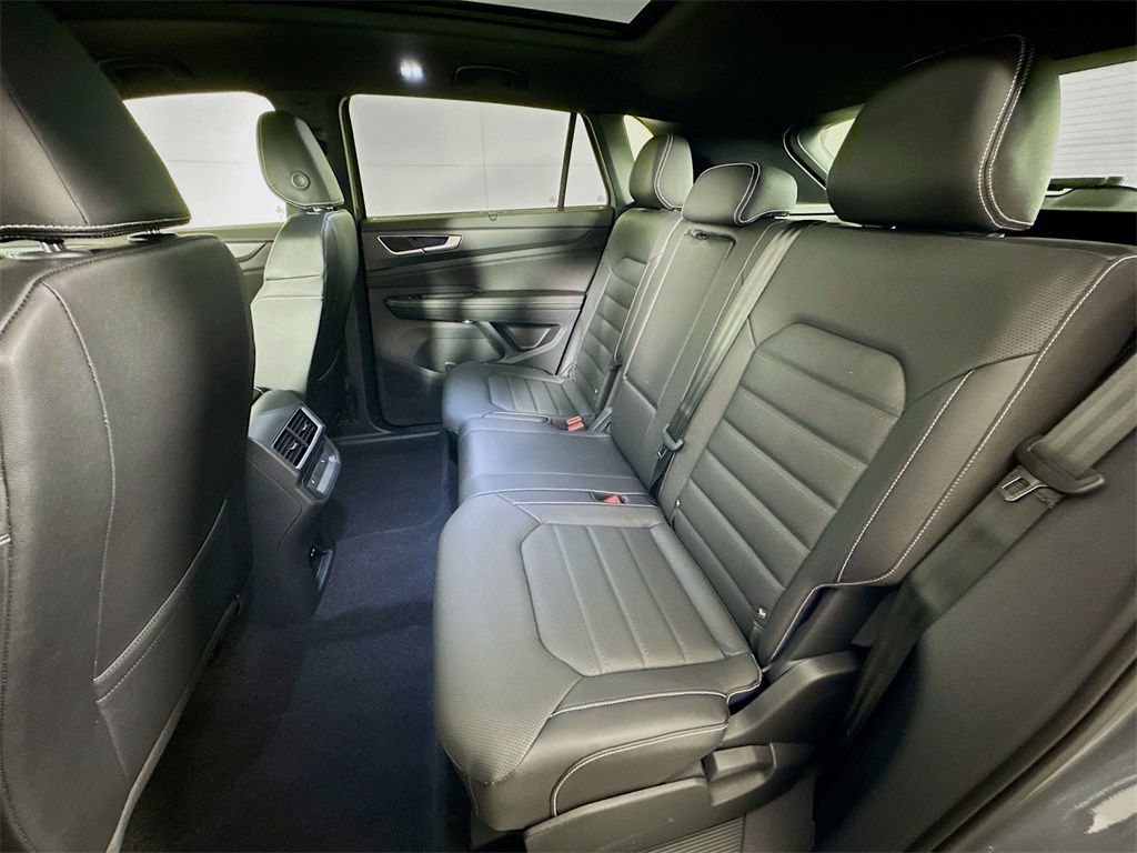 2025 Volkswagen Atlas Cross Sport SEL R-Line photo 13