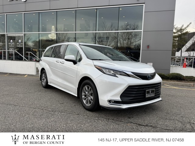 2022 Toyota Sienna XLE's photo
