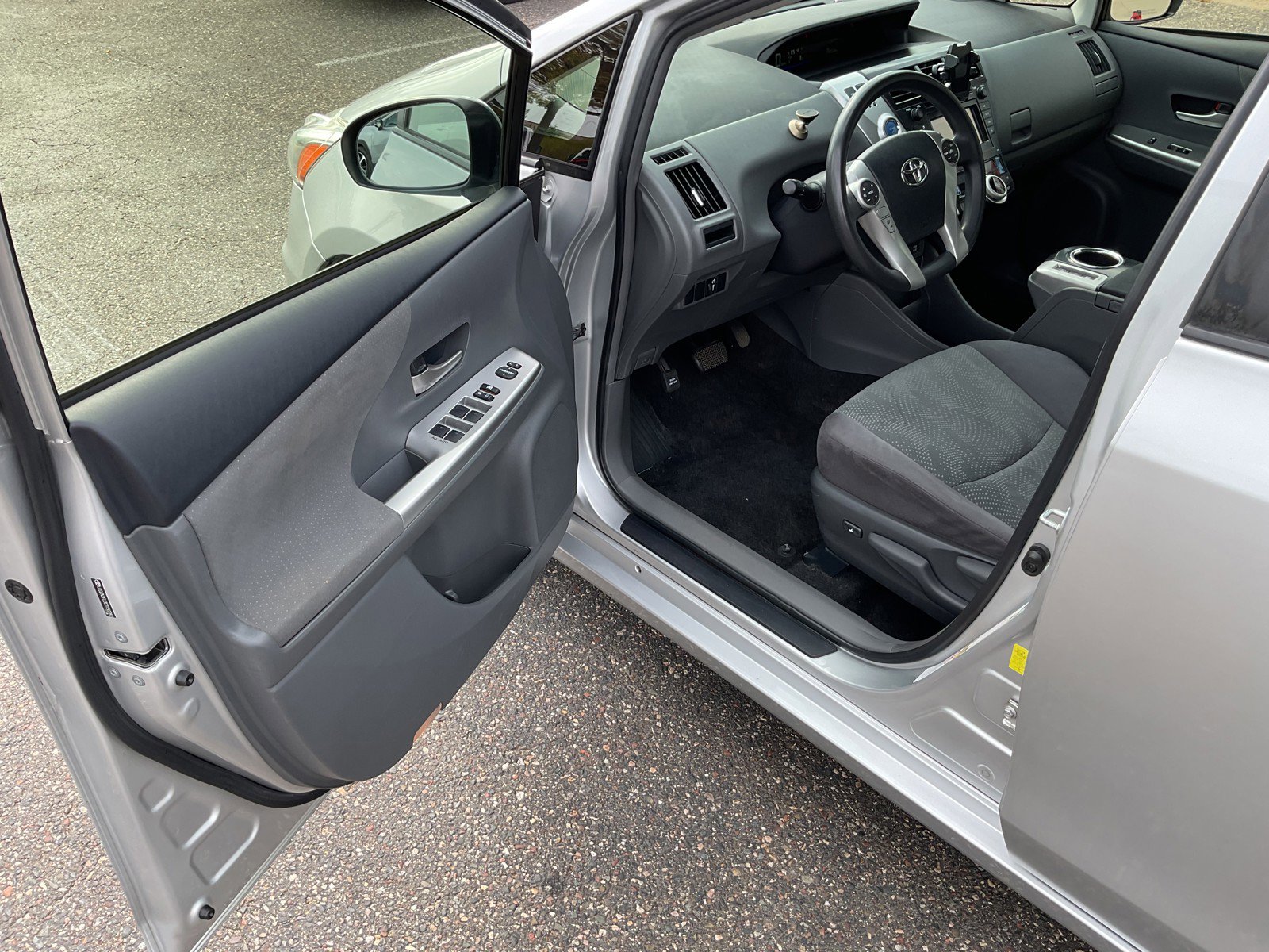2012 Toyota Prius V Two photo 9