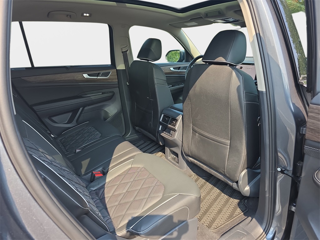 2025 Volkswagen Atlas SEL Premium R-Line photo 9