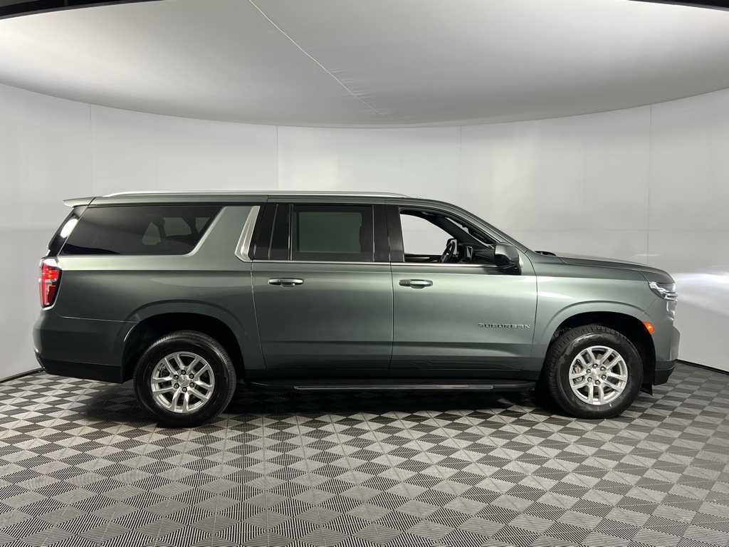 2024 Chevrolet Suburban LT photo 3