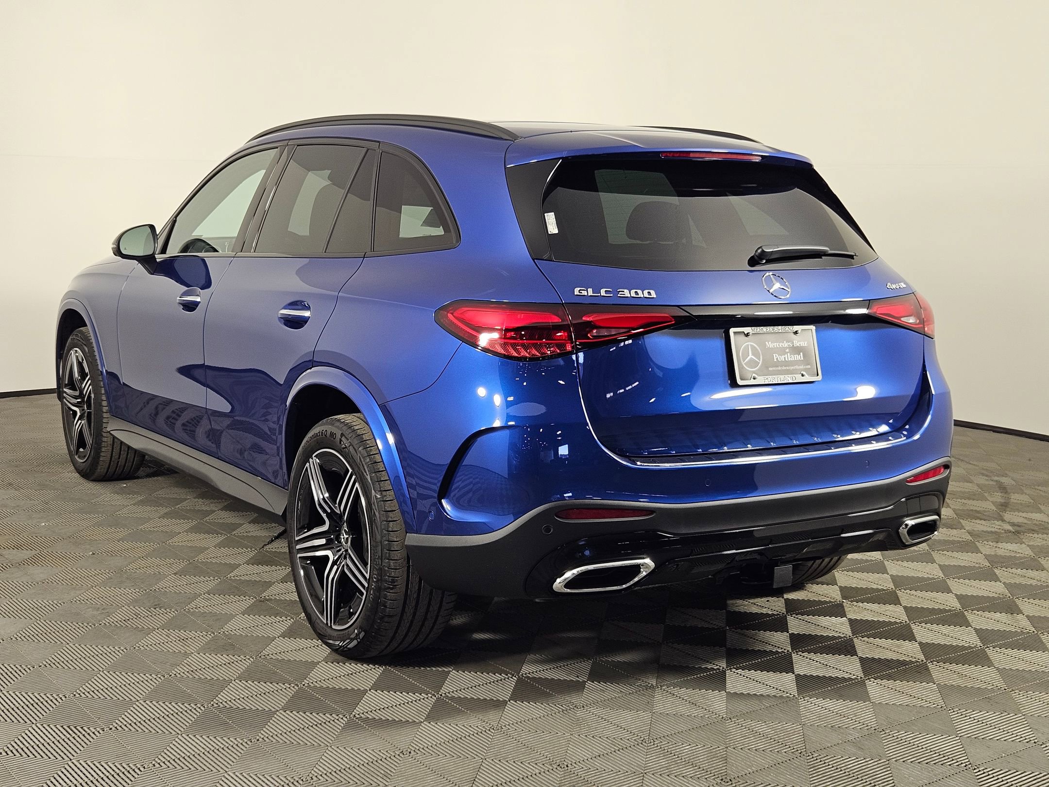 2025 Mercedes Benz GLC 300 4MATIC photo 3