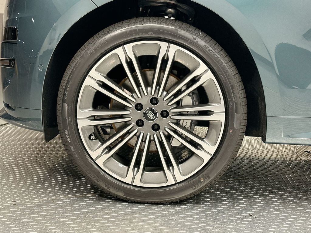 2025 Land Rover Range Rover Sport SE photo 4