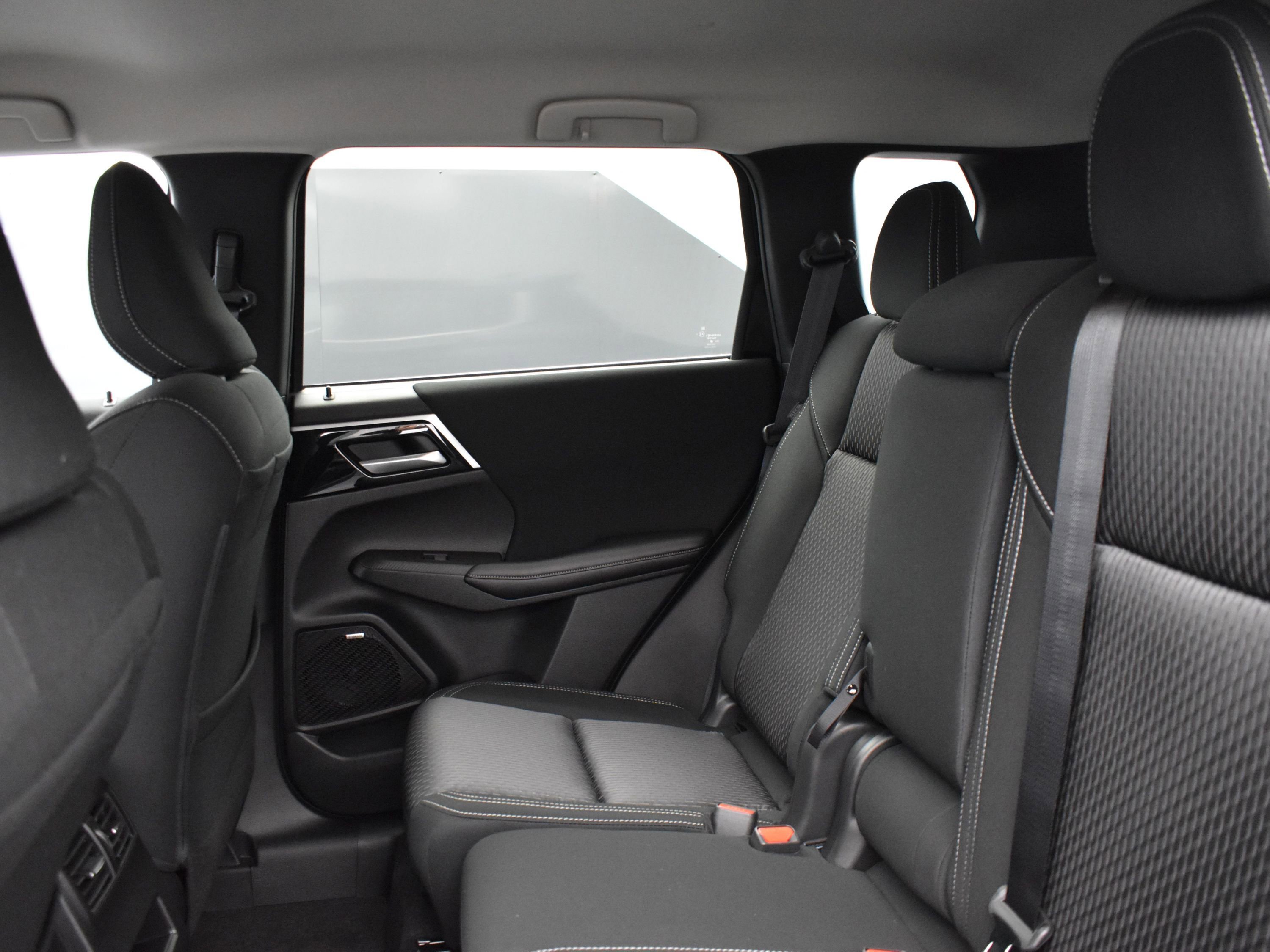2025 Mitsubishi Outlander ES photo 6
