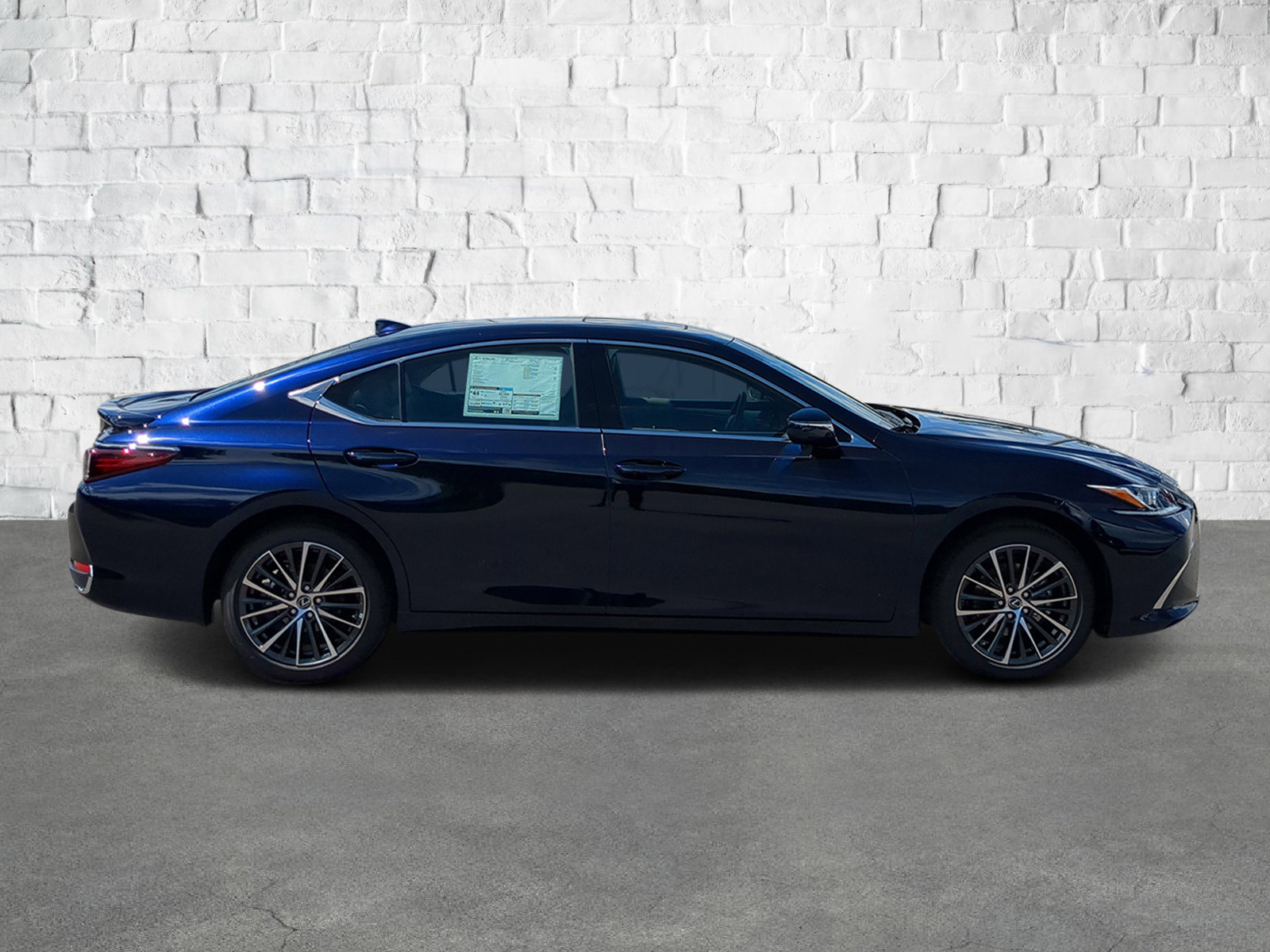 2025 Lexus ES 300h photo 3