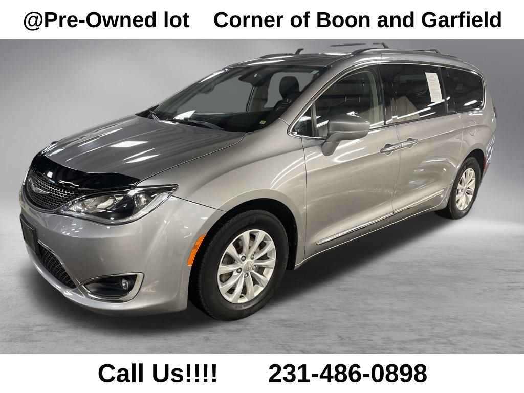 2017 Chrysler Pacifica Touring-L's photo