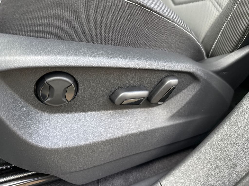 2026 Volkswagen Atlas Cross Sport SE photo 4