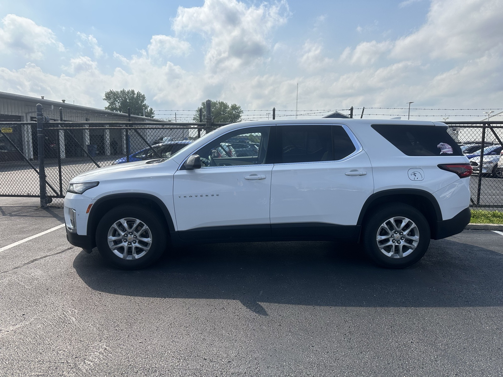 2022 Chevrolet Traverse LS photo 2