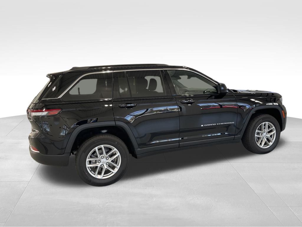 2025 Jeep Grand Cherokee Laredo photo 2