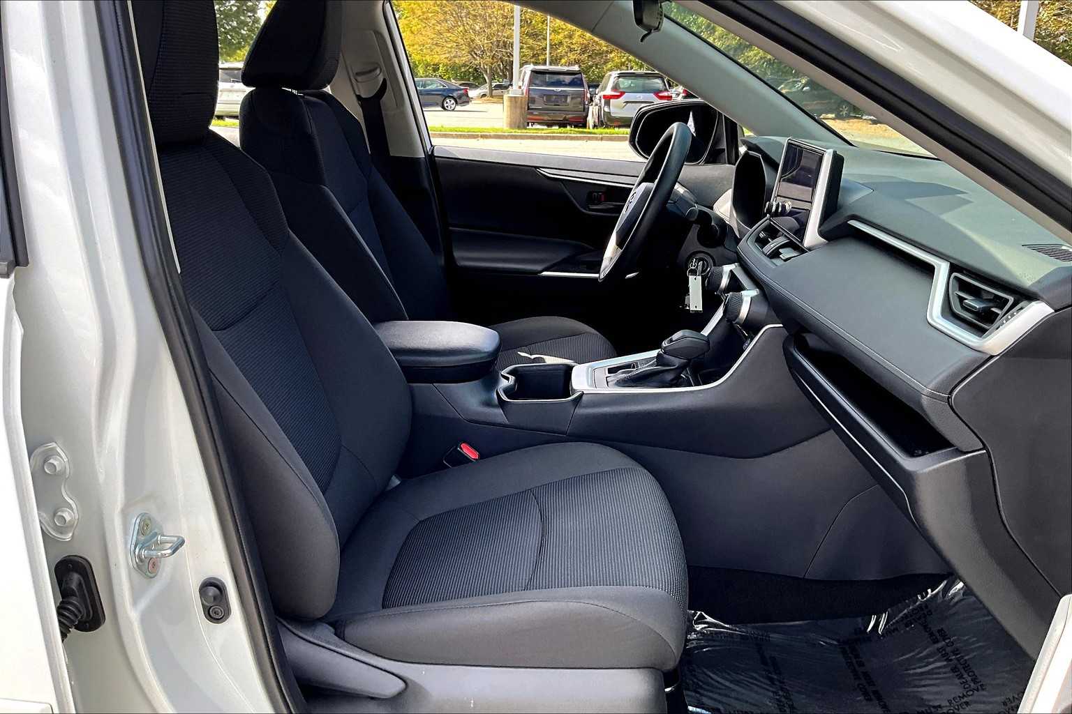 2024 Toyota RAV4 LE photo 8