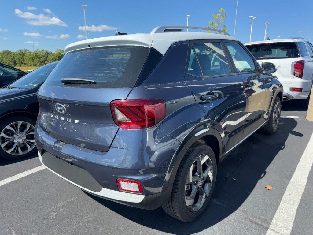 2025 Hyundai Venue Limited photo 2