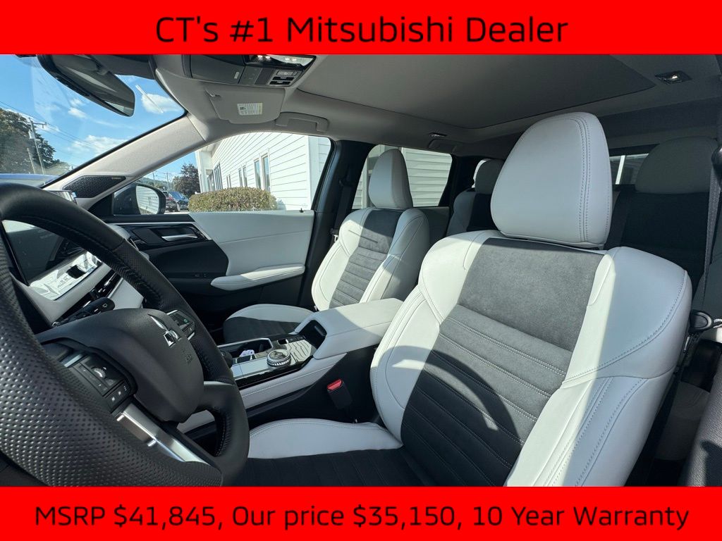 2025 Mitsubishi Outlander SE photo 7