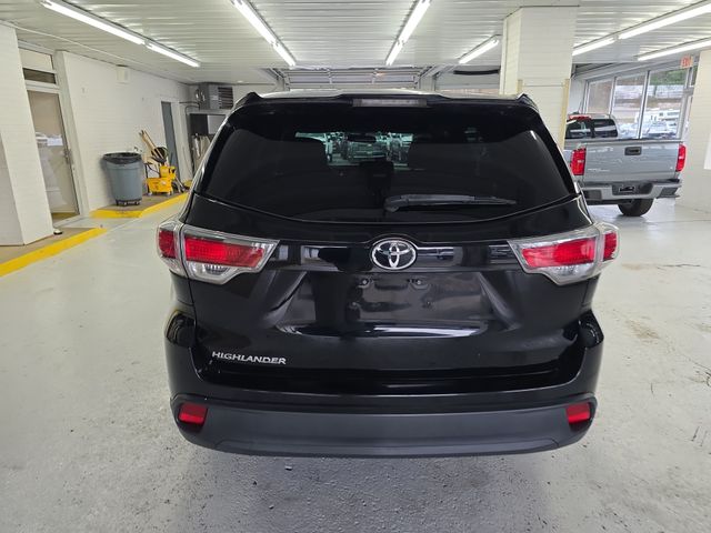 2016 Toyota Highlander LE photo 3