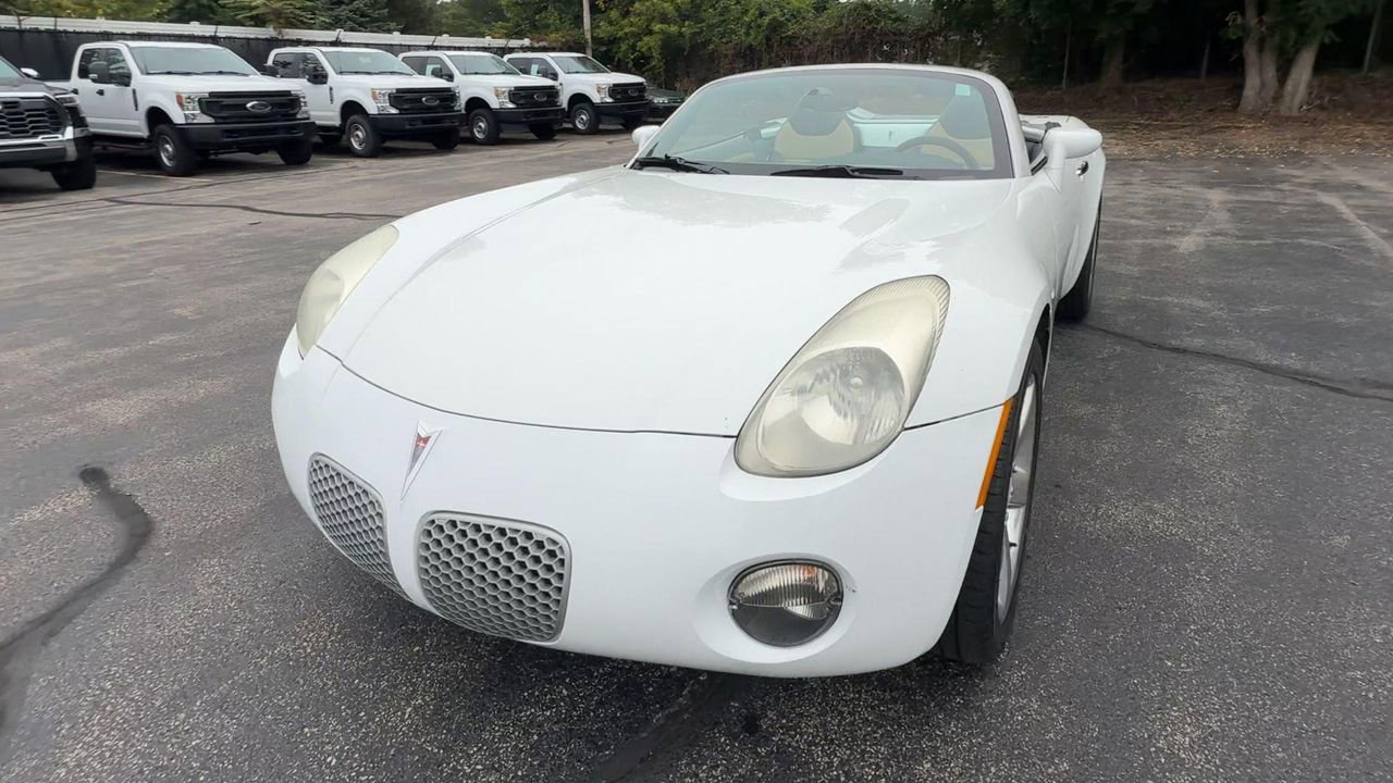 2007 Pontiac Solstice photo 3