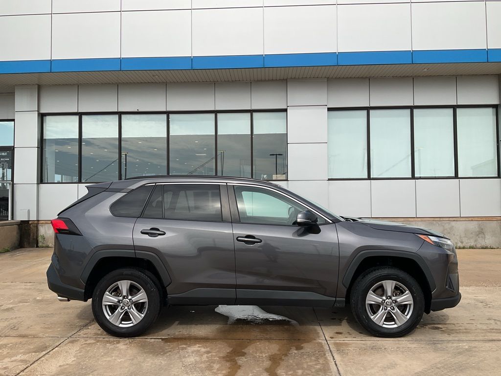 2022 Toyota RAV4 XLE photo 12