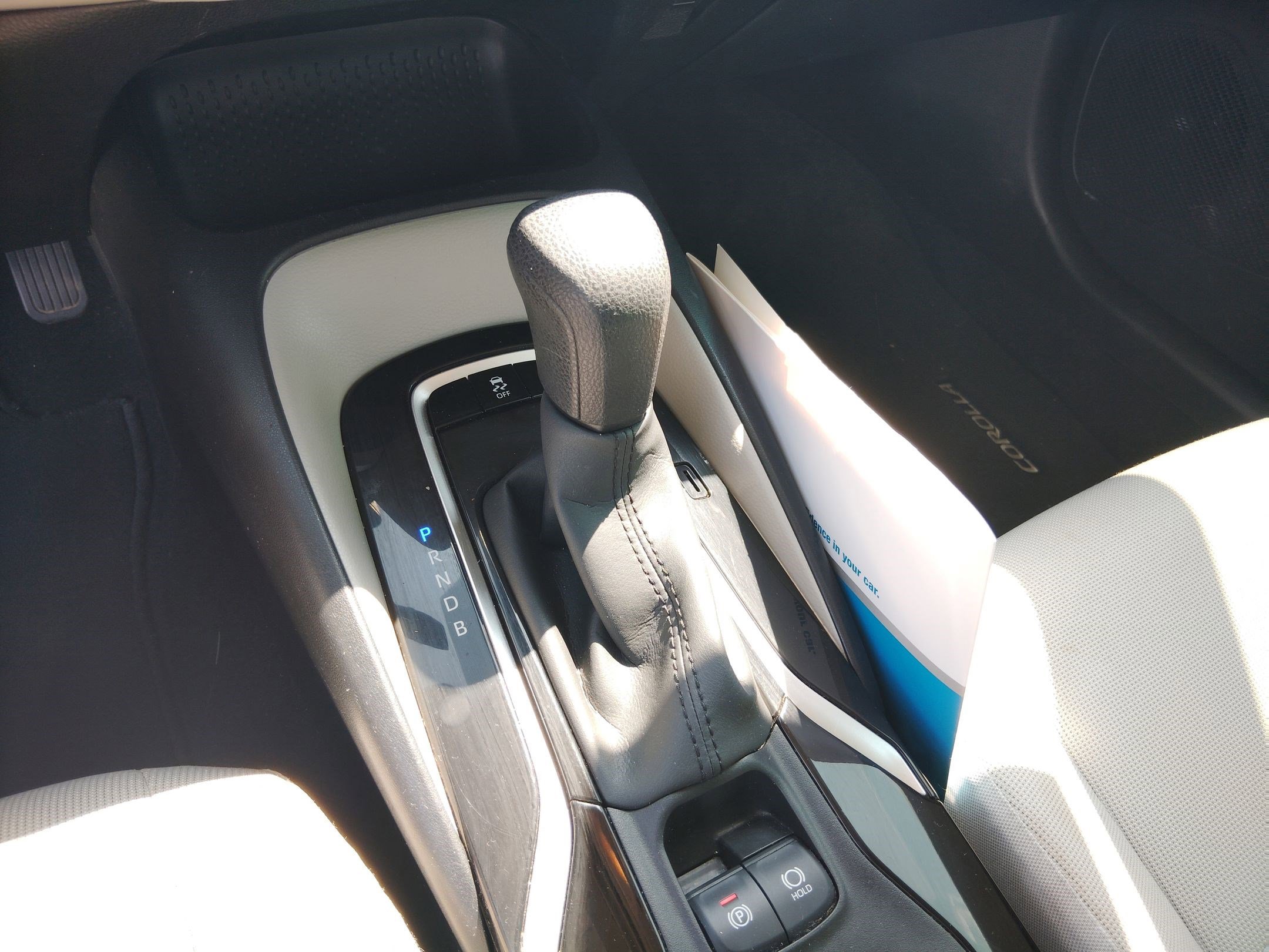 2022 Toyota Corolla LE photo 14