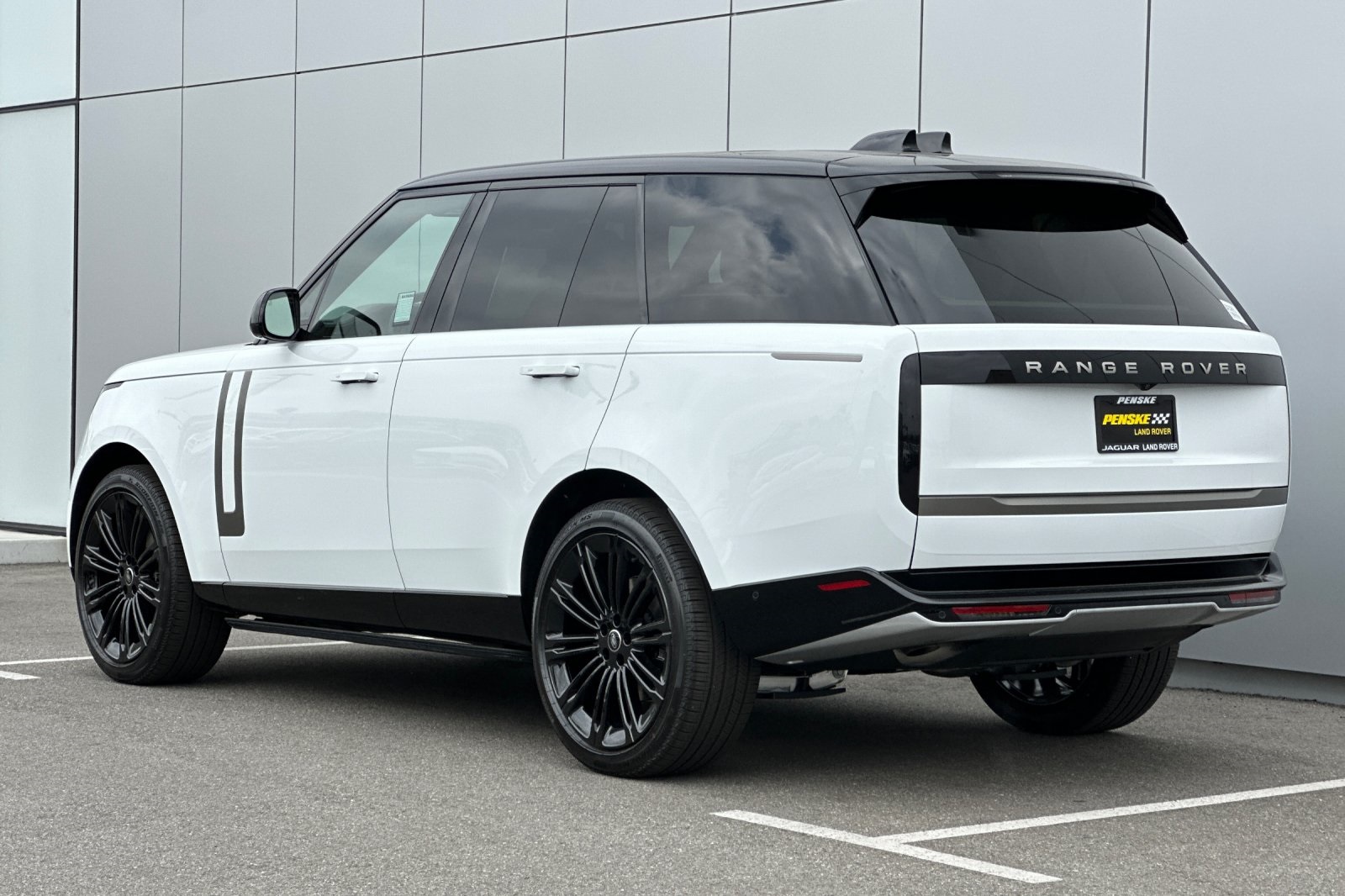 2025 Land Rover Range Rover SE photo 3