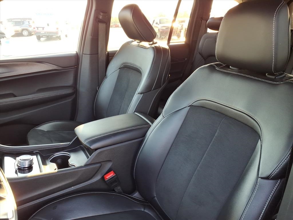 2025 Jeep Grand Cherokee Laredo Altitude photo 6