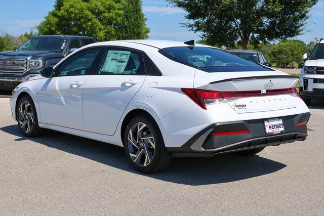 New 2025 White Hyundai SEL Sport image 3