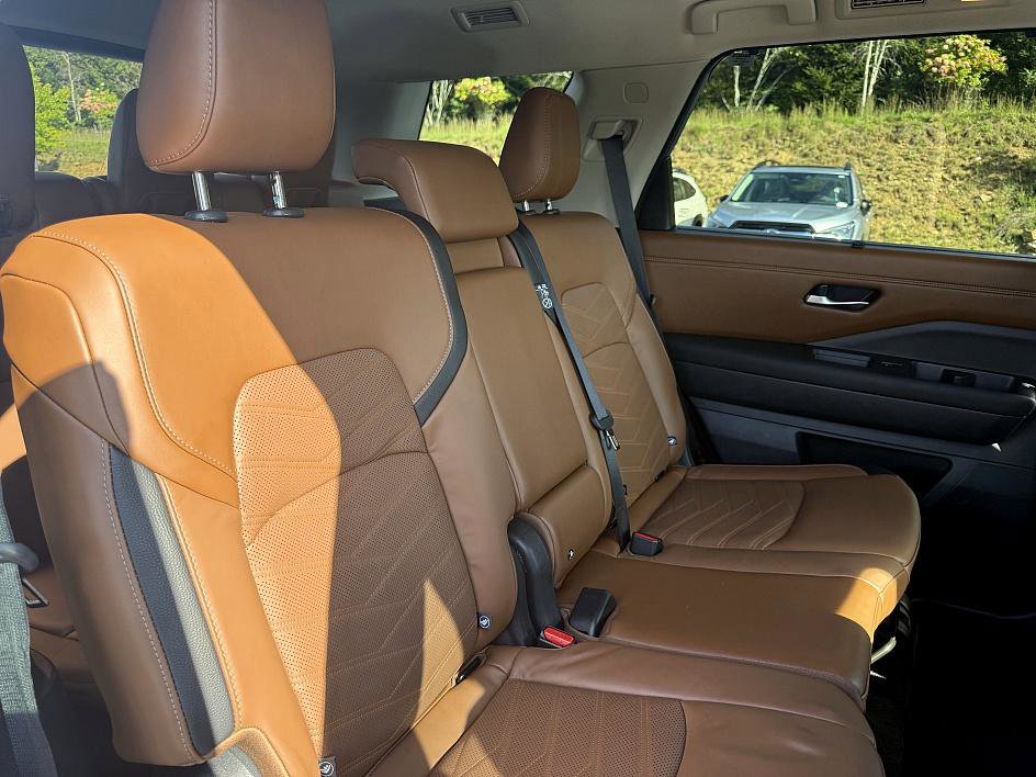 2023 Nissan Pathfinder Platinum photo 12