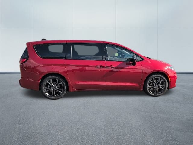 2026 Chrysler Pacifica photo 8