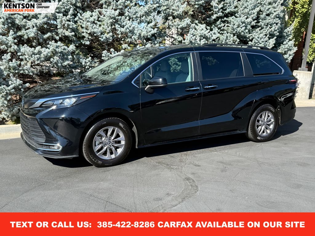 2024 Toyota Sienna XLE's photo