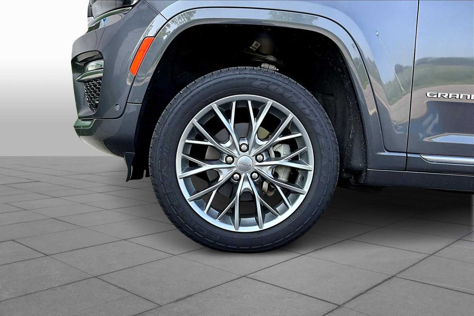2023 Jeep Grand Cherokee Summit photo 10
