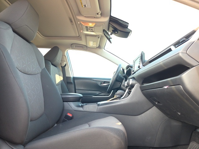 2019 Toyota RAV4 Hybrid XLE photo 14