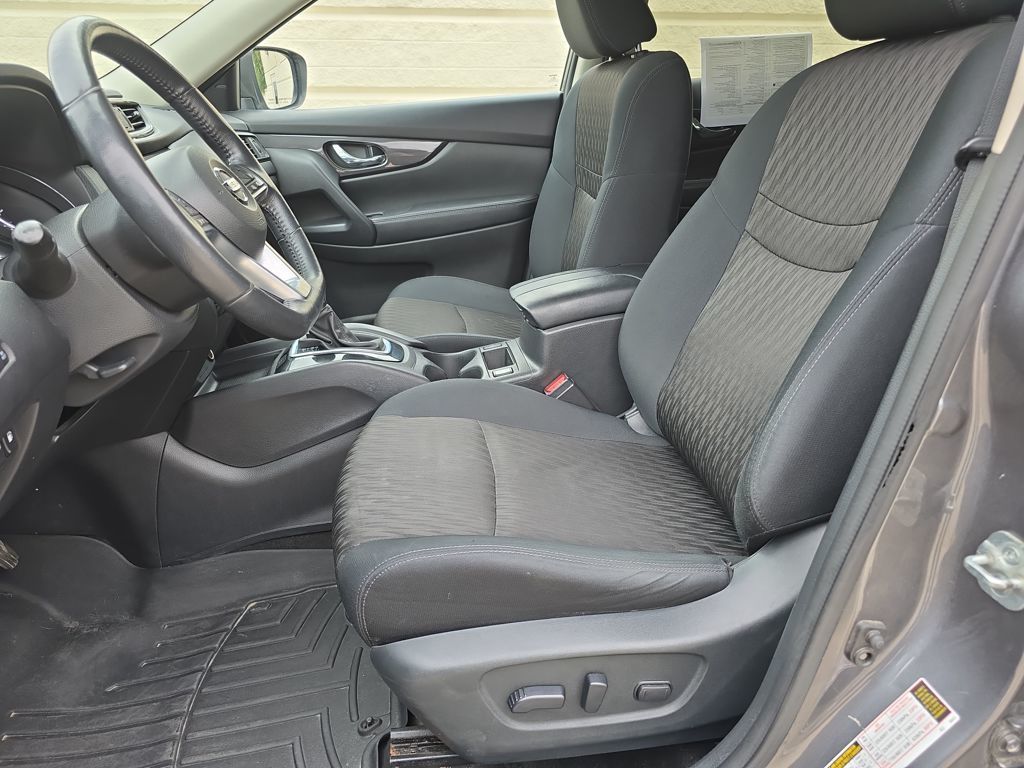 2018 Nissan Rogue SV photo 8