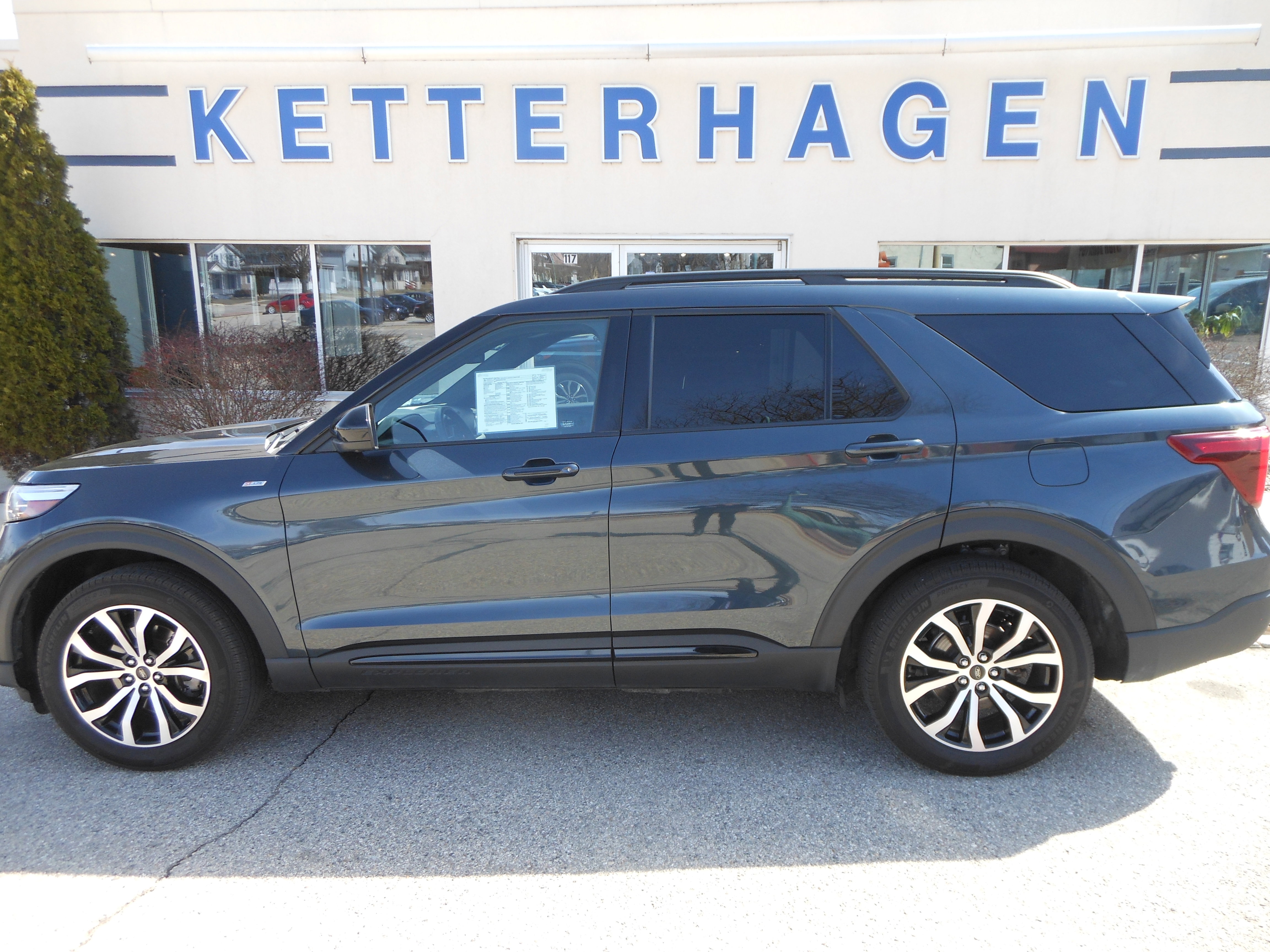 2022 Ford Explorer ST-LINE's photo