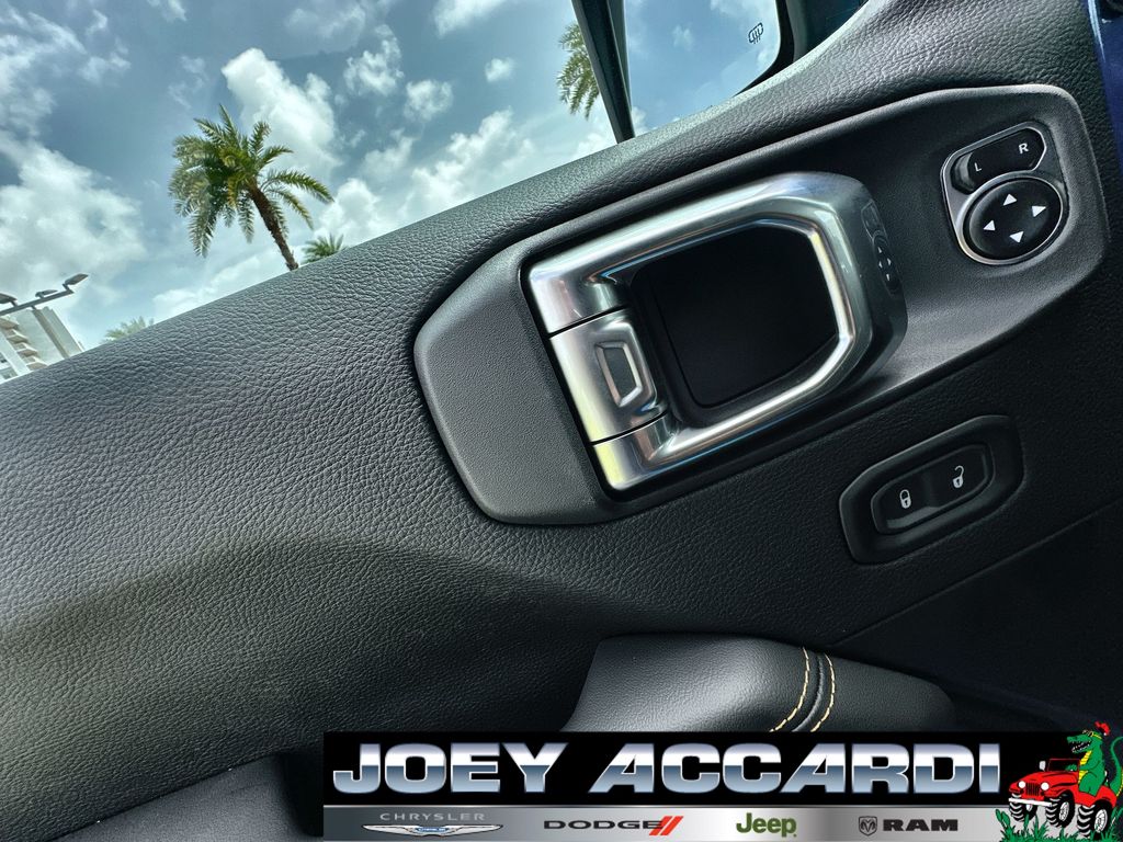 2025 Jeep Wrangler Sahara photo 13