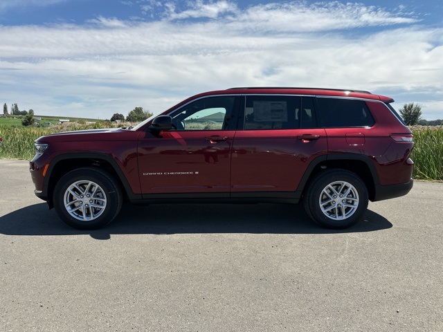 2025 Jeep Grand Cherokee Laredo photo 2